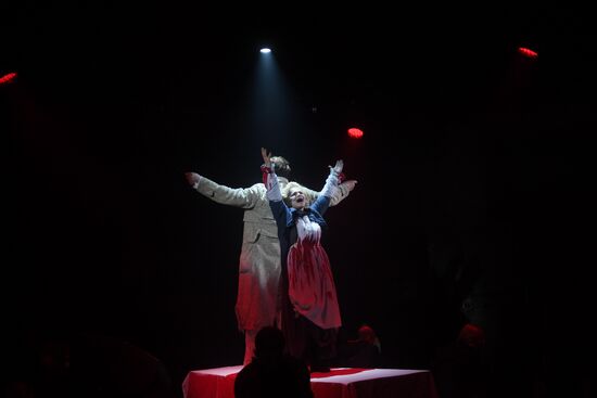 Мюзикл "Суини Тодд, маньяк-цирюльник с Флит-стрит" в Театре на Таганке