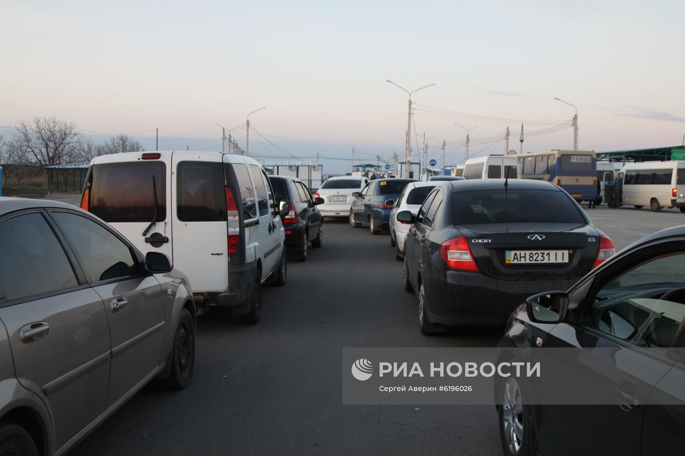 Украина ограничила количество КПП на границе с Донбассом