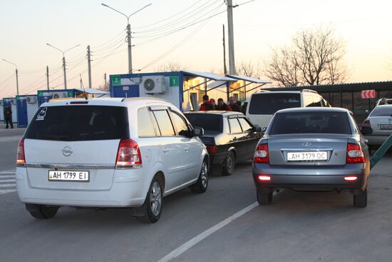 Украина ограничила количество КПП на границе с Донбассом