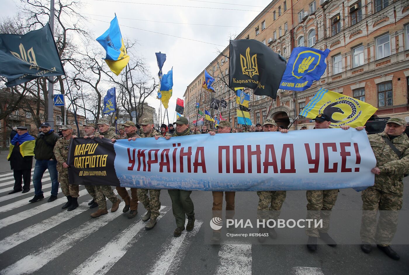 Марш националистов в День добровольца в Киеве