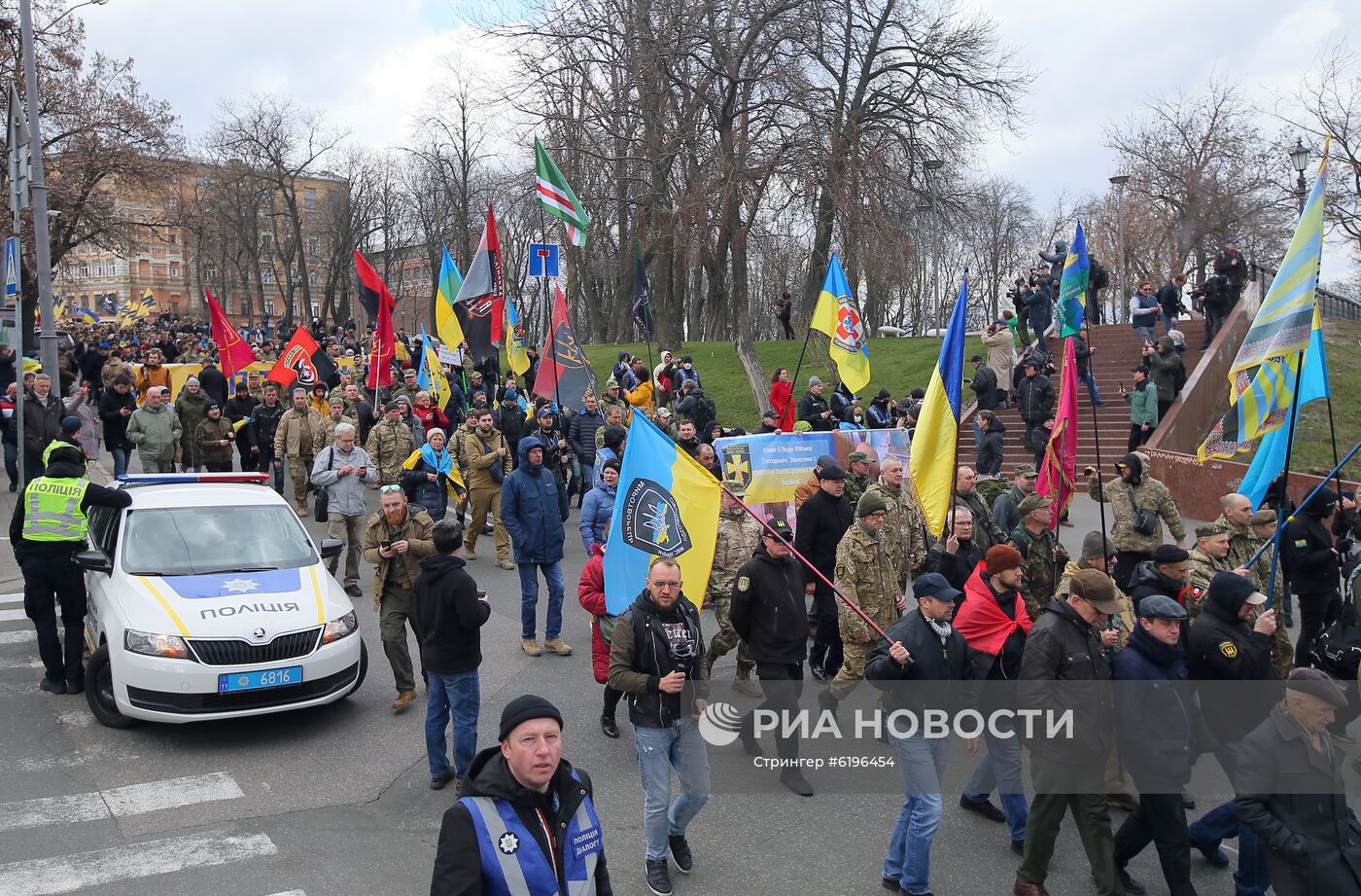 Марш националистов в День добровольца в Киеве