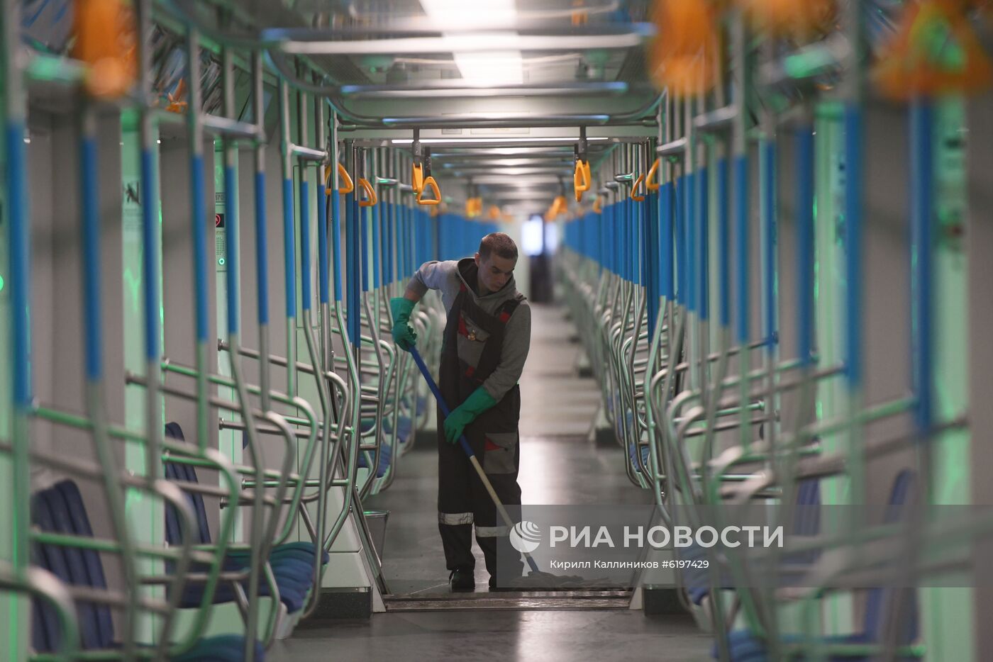 Санитарная обработка вагонов метро в связи с коронавирусом