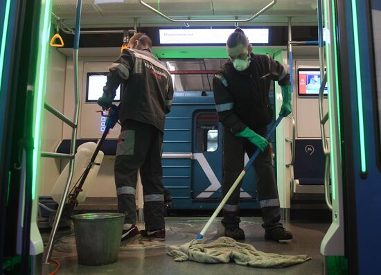 Санитарная обработка вагонов метро в связи с коронавирусом