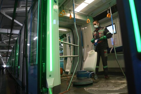 Санитарная обработка вагонов метро в связи с коронавирусом