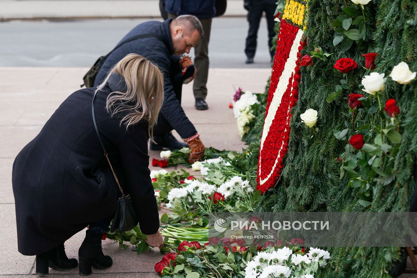 Сторонники легиона "Ваффен СС" в Риге возложили цветы к памятнику Свободы