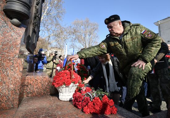 Возложение цветов к памятнику "Народному ополчению всех времен"
