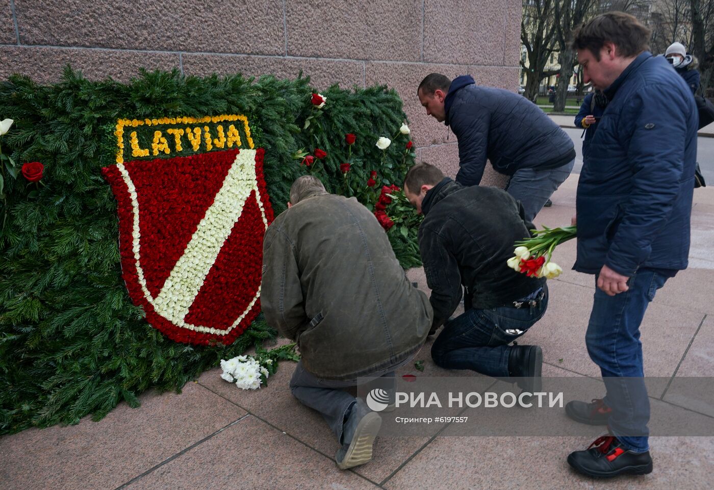 Сторонники легиона "Ваффен СС" в Риге возложили цветы к памятнику Свободы