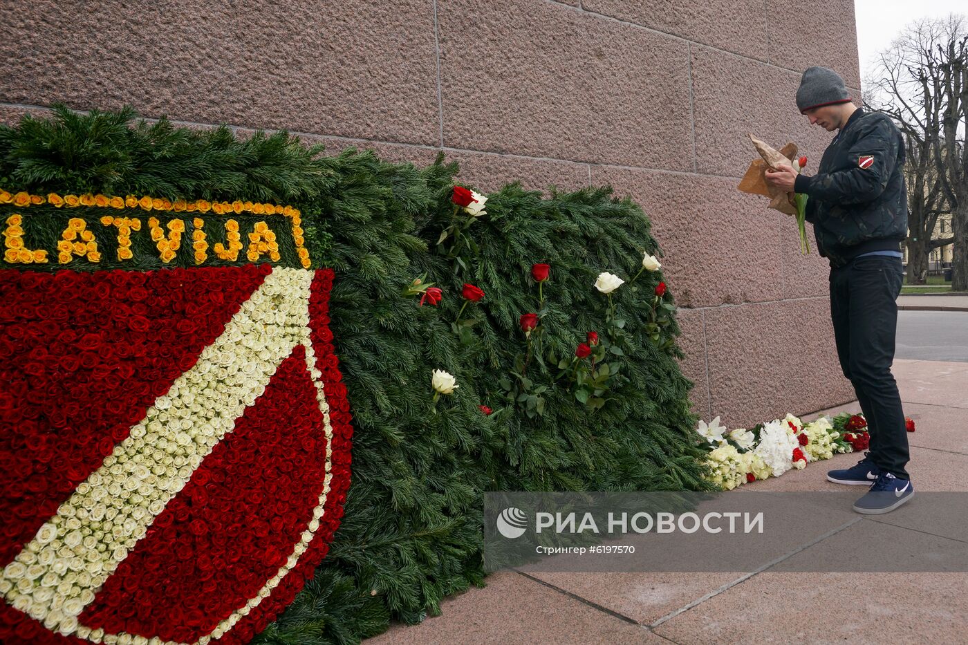 Сторонники легиона "Ваффен СС" в Риге возложили цветы к памятнику Свободы
