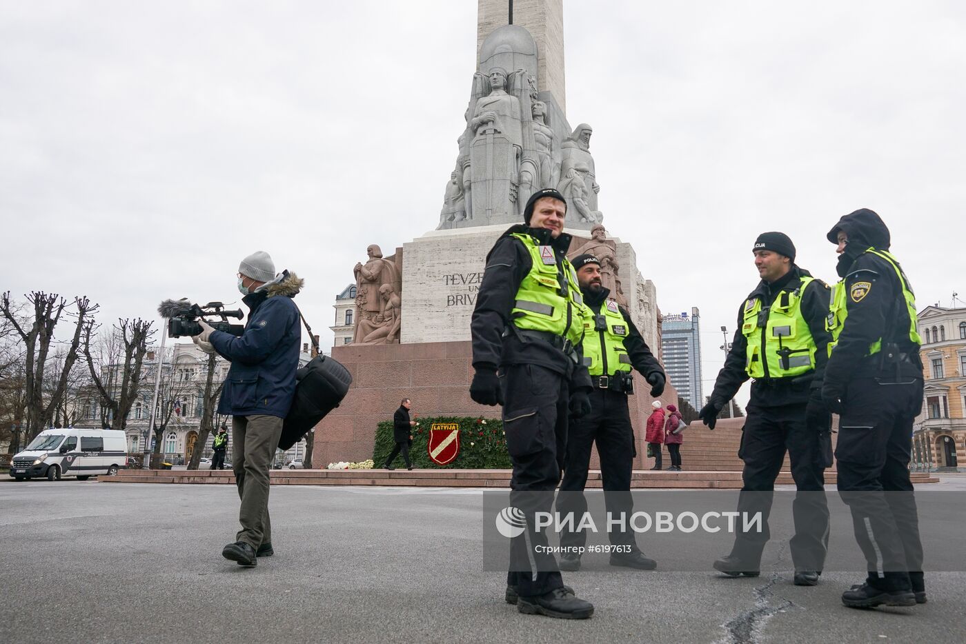 Сторонники легиона "Ваффен СС" в Риге возложили цветы к памятнику Свободы