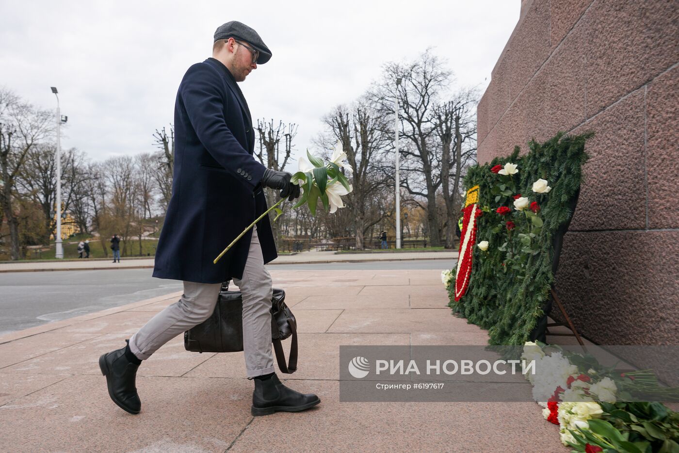 Сторонники легиона "Ваффен СС" в Риге возложили цветы к памятнику Свободы