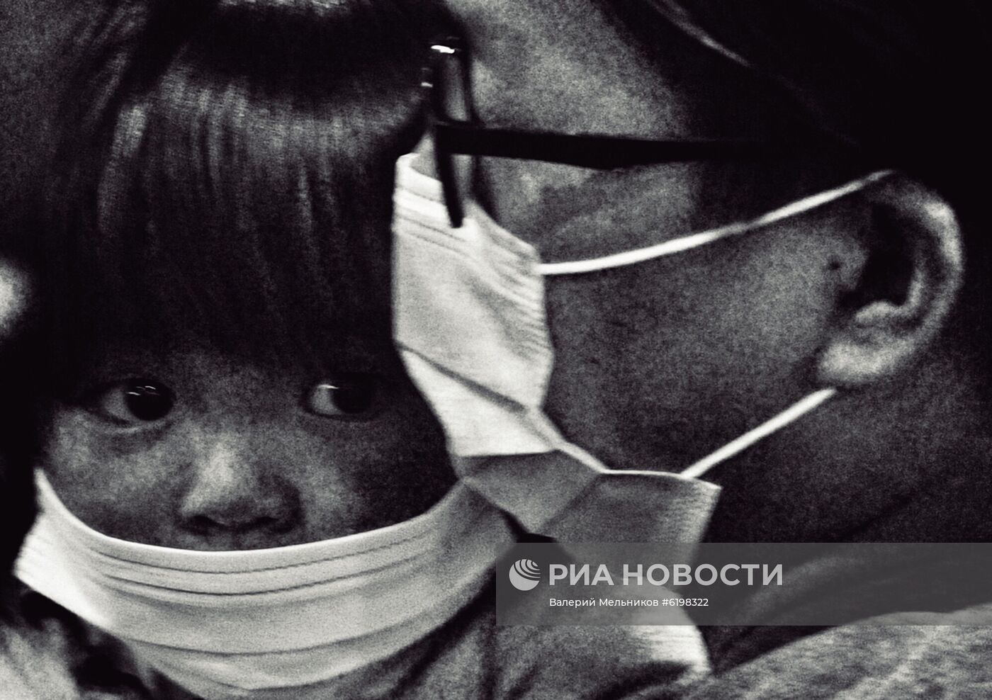 Пассажиры в медицинских масках в аэропорту Шереметьево