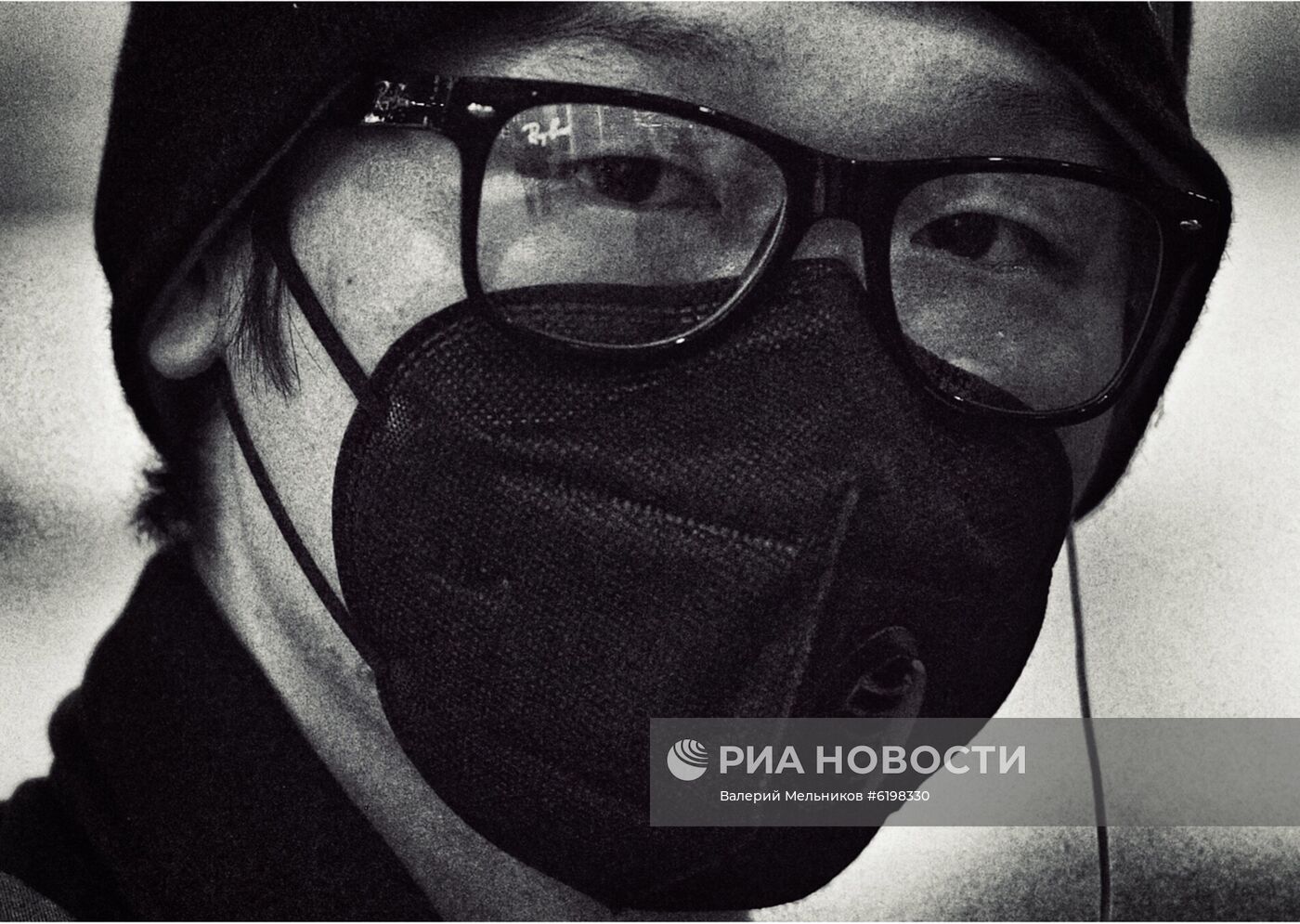 Пассажиры в медицинских масках в аэропорту Шереметьево