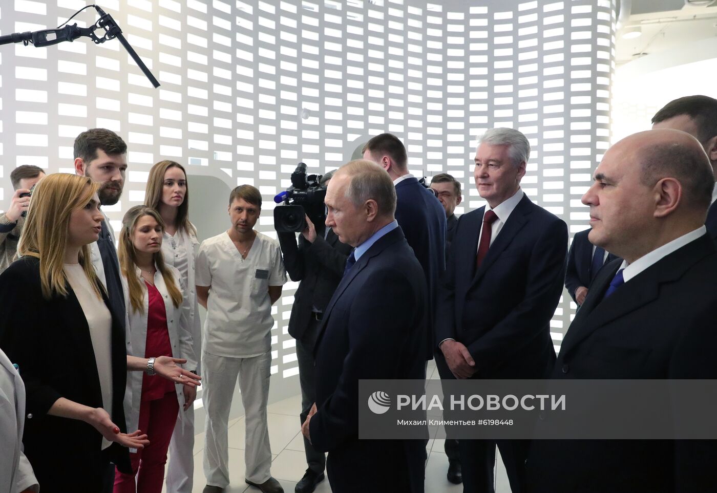 Президент РФ В. Путин посетил информационный центр по мониторингу ситуации с коронавирусом в Москве