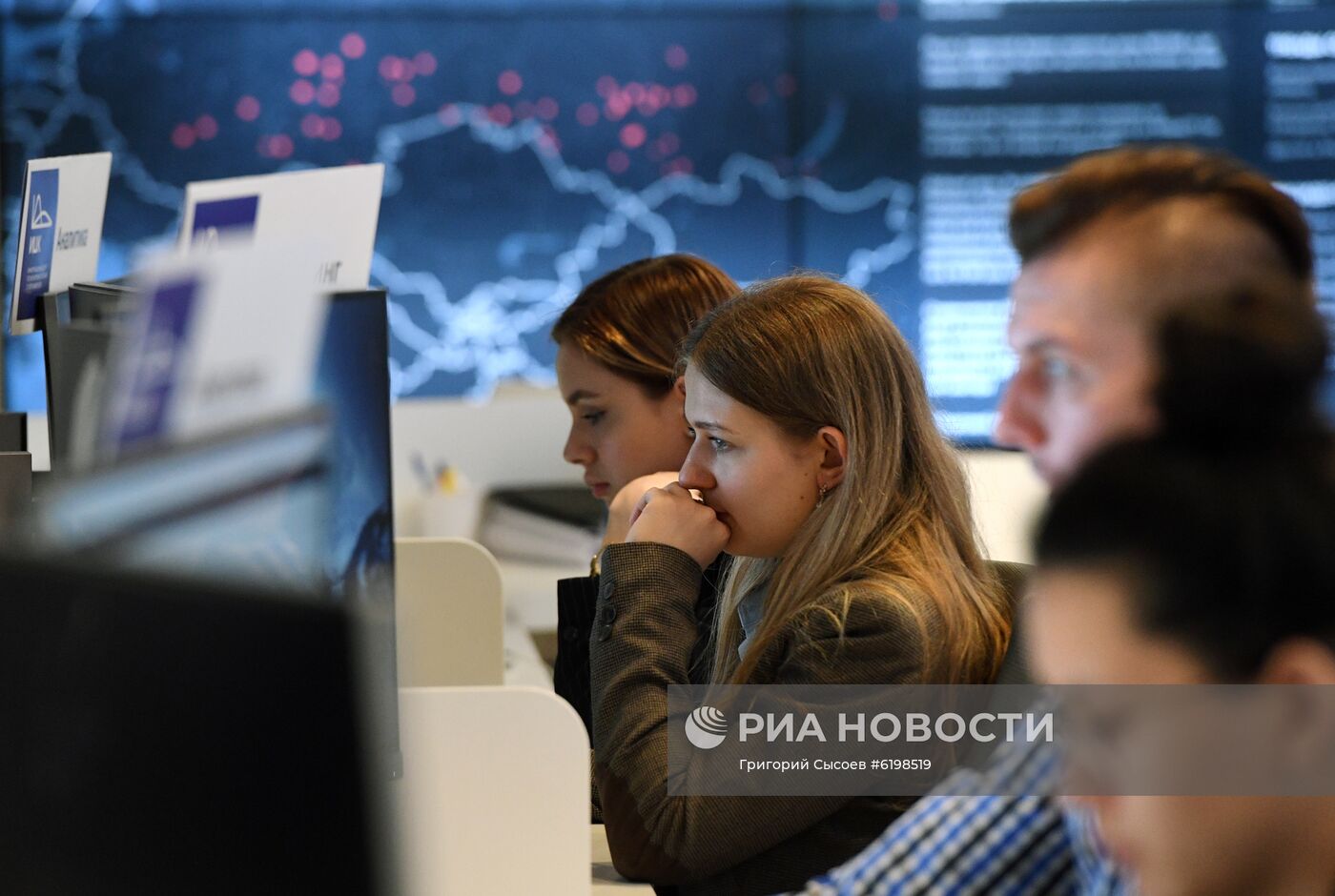 Президент РФ В. Путин посетил информационный центр по мониторингу ситуации с коронавирусом в Москве