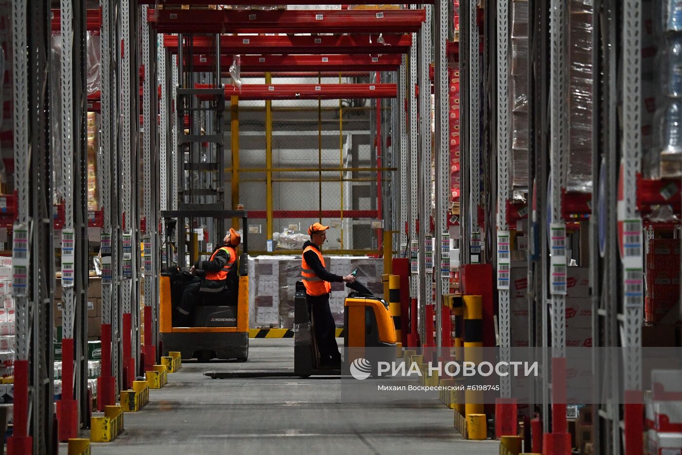 Распределительный центр компании X5 Retail Group в Подмосковье