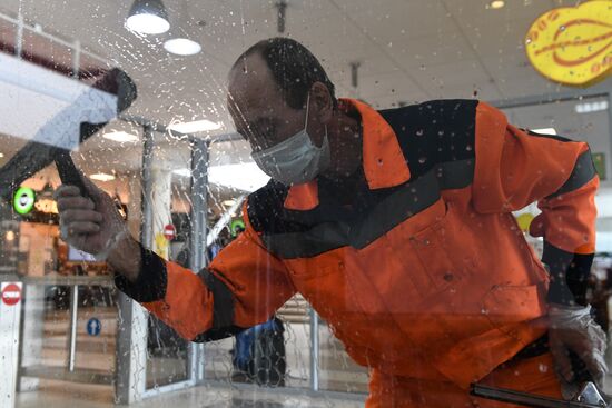 Усиление санитарного контроля в аэропорту Толмачево