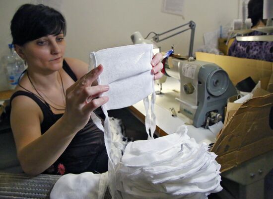 Изготовление медицинских масок в Донецке