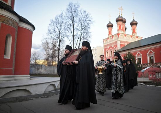 Крестный ход с молебном об избавлении от коронавируса в Москве