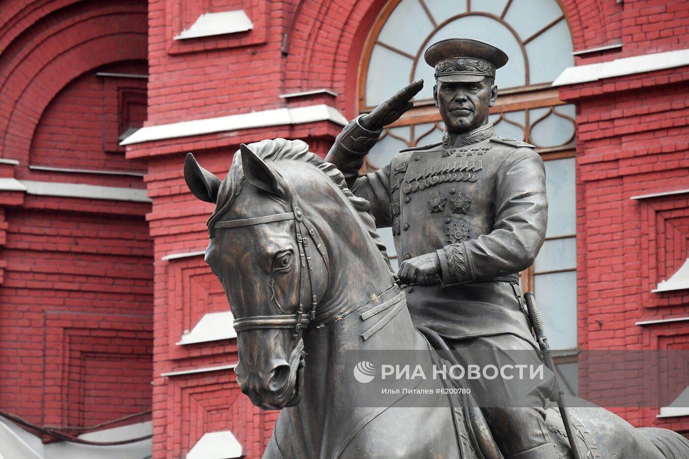 Новый памятник маршалу Жукову установлен на Манежной площади в Москве 