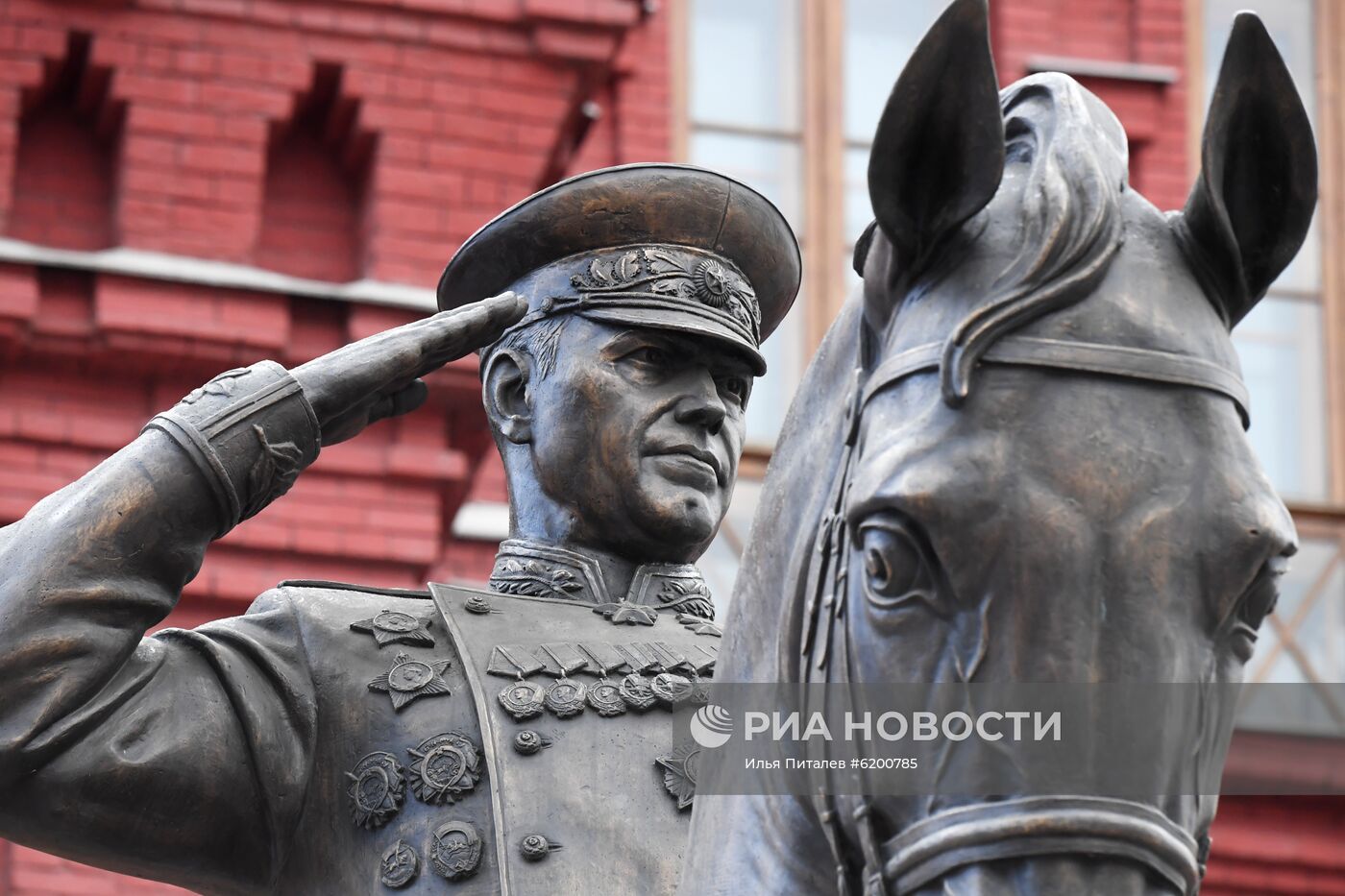 Новый памятник маршалу Жукову установлен на Манежной площади в Москве 