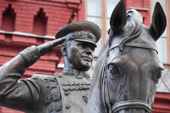 Новый памятник маршалу Жукову установлен на Манежной площади в Москве 