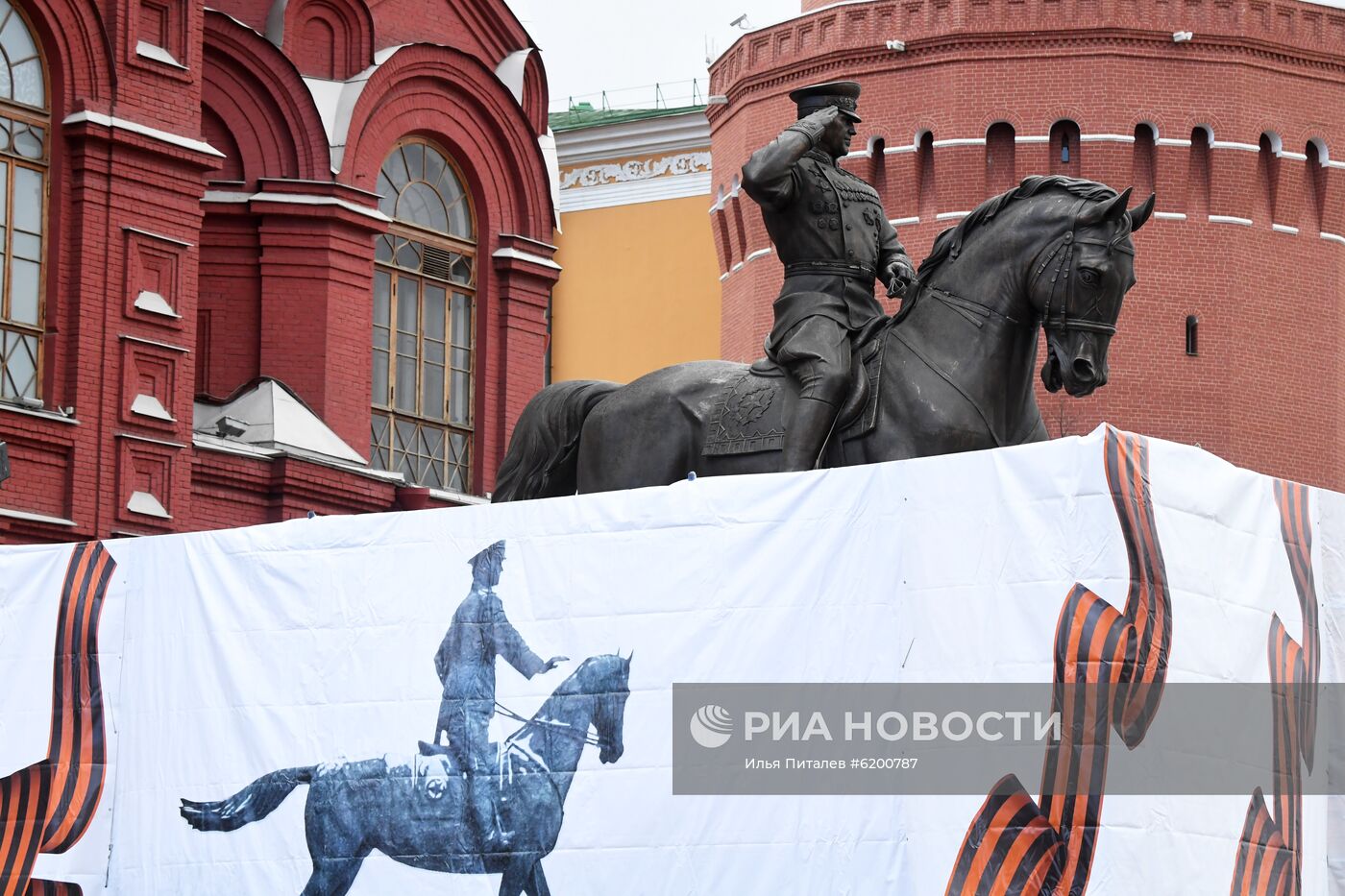 Новый памятник маршалу Жукову установлен на Манежной площади в Москве 