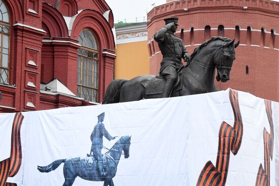 Новый памятник маршалу Жукову установлен на Манежной площади в Москве 