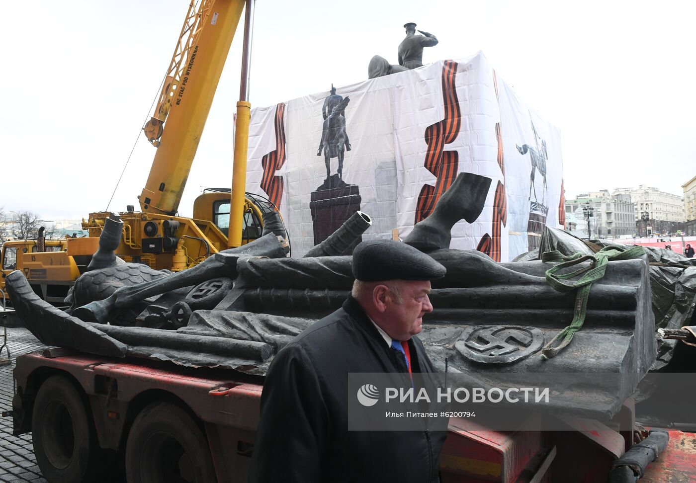 Новый памятник маршалу Жукову установлен на Манежной площади в Москве 