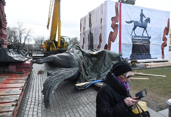 Новый памятник маршалу Жукову установлен на Манежной площади в Москве 