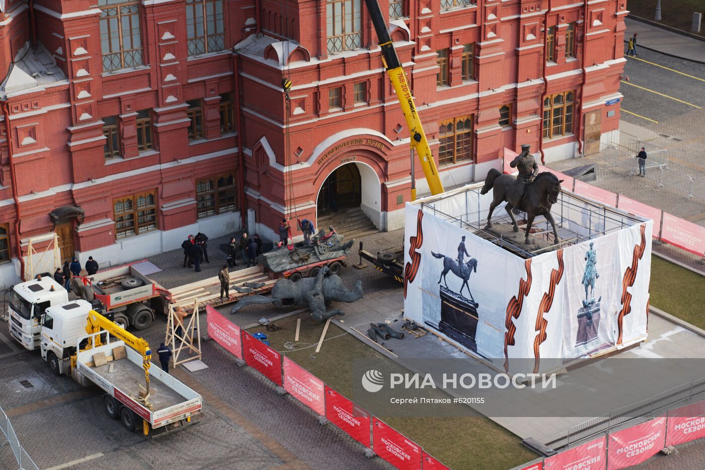 Новый памятник маршалу Жукову установлен на Манежной площади в Москве 