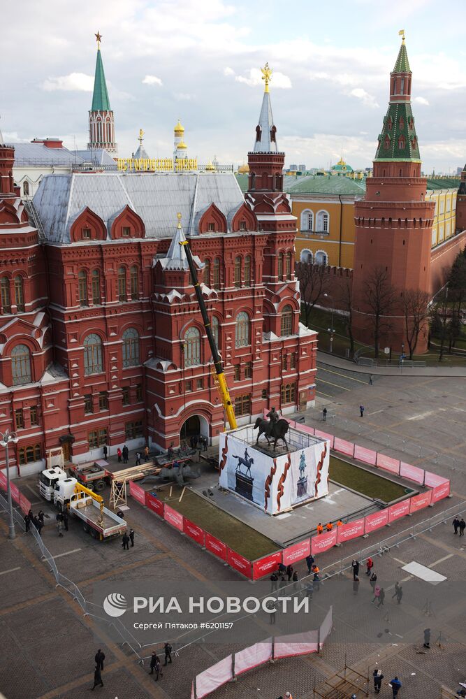 Новый памятник маршалу Жукову установлен на Манежной площади в Москве 