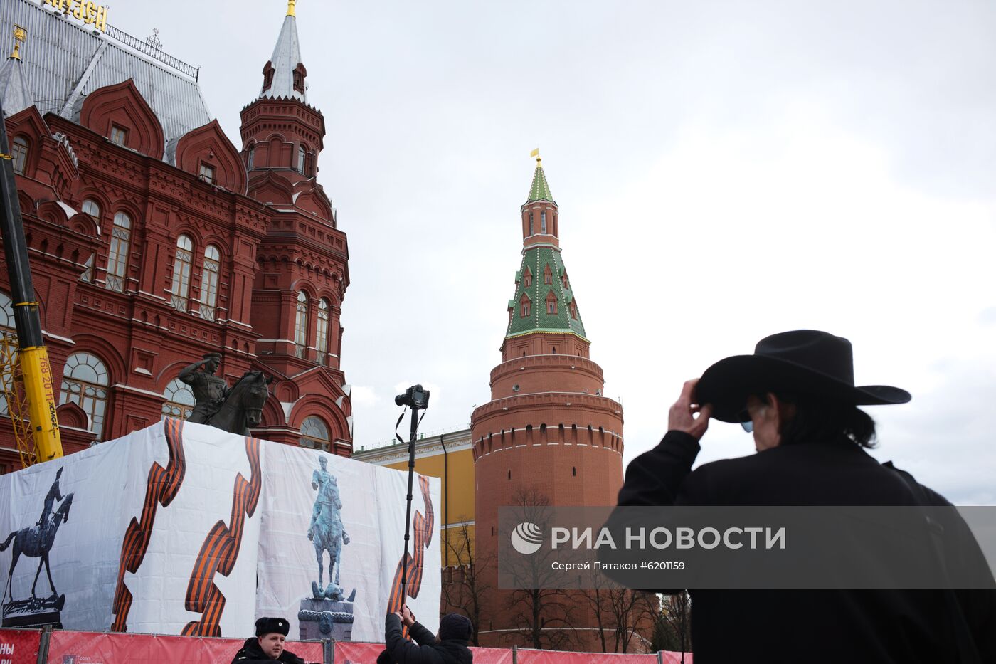 Новый памятник маршалу Жукову установлен на Манежной площади в Москве 