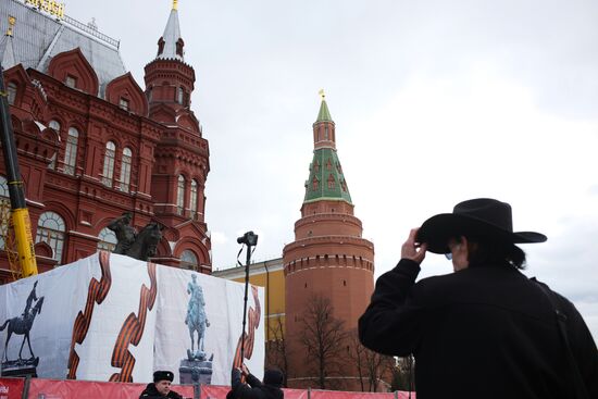 Новый памятник маршалу Жукову установлен на Манежной площади в Москве 