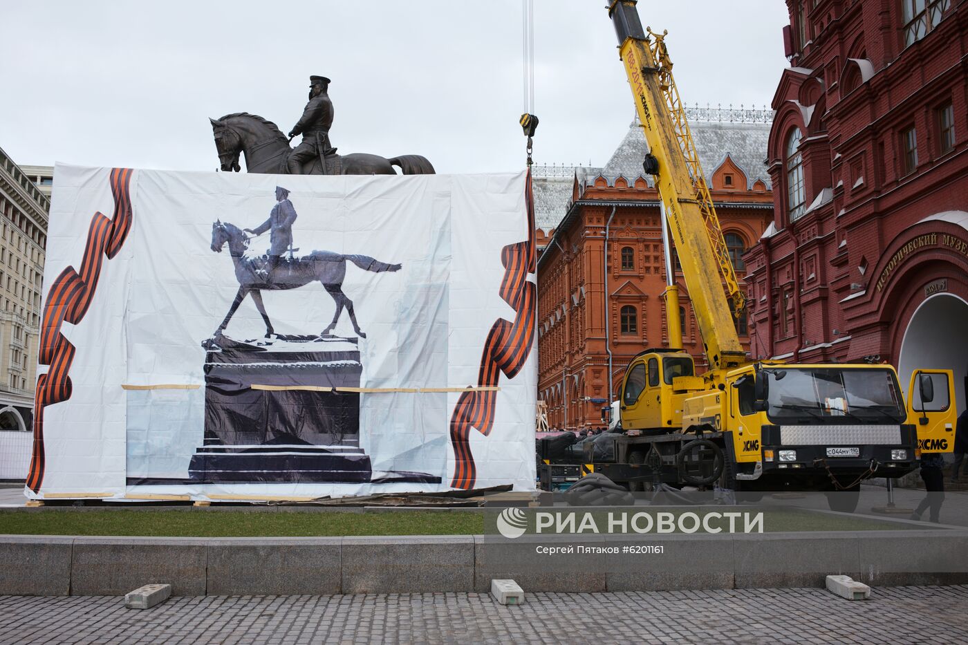 Новый памятник маршалу Жукову установлен на Манежной площади в Москве 