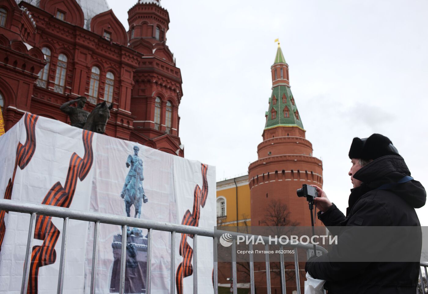 Новый памятник маршалу Жукову установлен на Манежной площади в Москве 