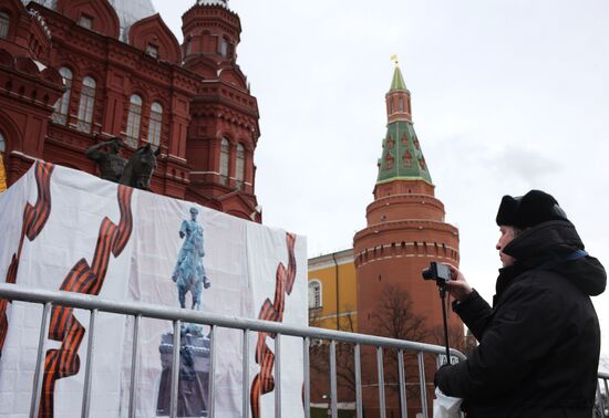 Новый памятник маршалу Жукову установлен на Манежной площади в Москве 