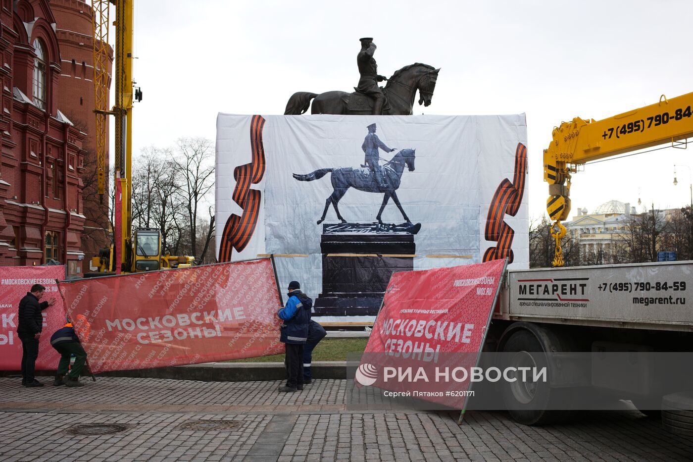 Новый памятник маршалу Жукову установлен на Манежной площади в Москве 