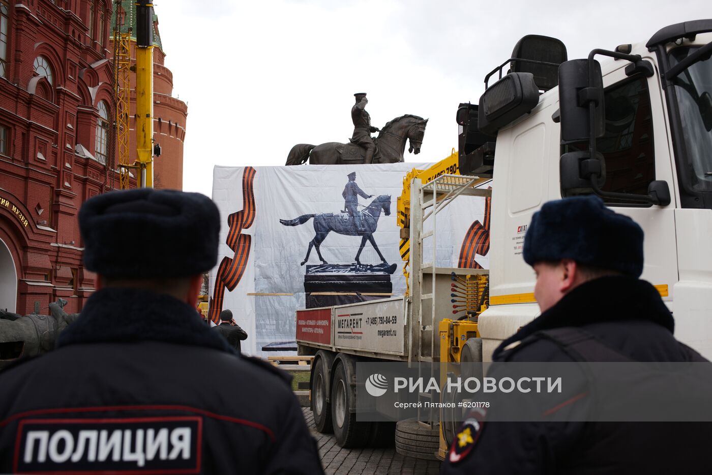 Новый памятник маршалу Жукову установлен на Манежной площади в Москве 