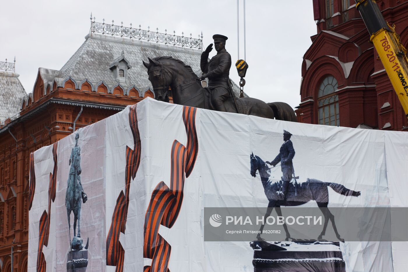 Новый памятник маршалу Жукову установлен на Манежной площади в Москве 