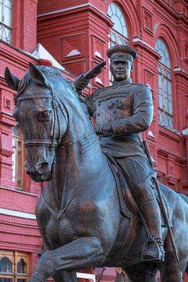 Новый памятник маршалу Жукову установлен на Манежной площади в Москве 