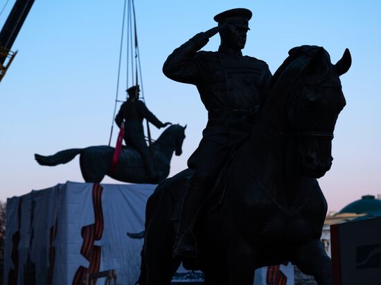 Новый памятник маршалу Жукову установлен на Манежной площади в Москве 