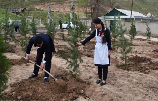 Акция "Сад памяти" в Таджикистане