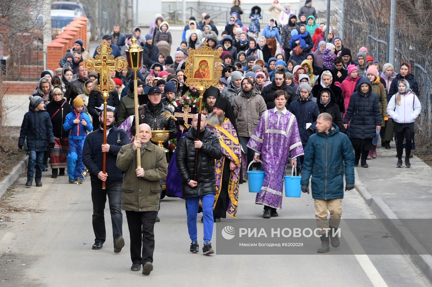 Молебен об избавлении от эпидемии коронавируса в Казанско-Богородицком монастыре