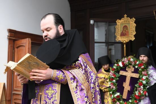 Молебен об избавлении от эпидемии коронавируса в Казанско-Богородицком монастыре