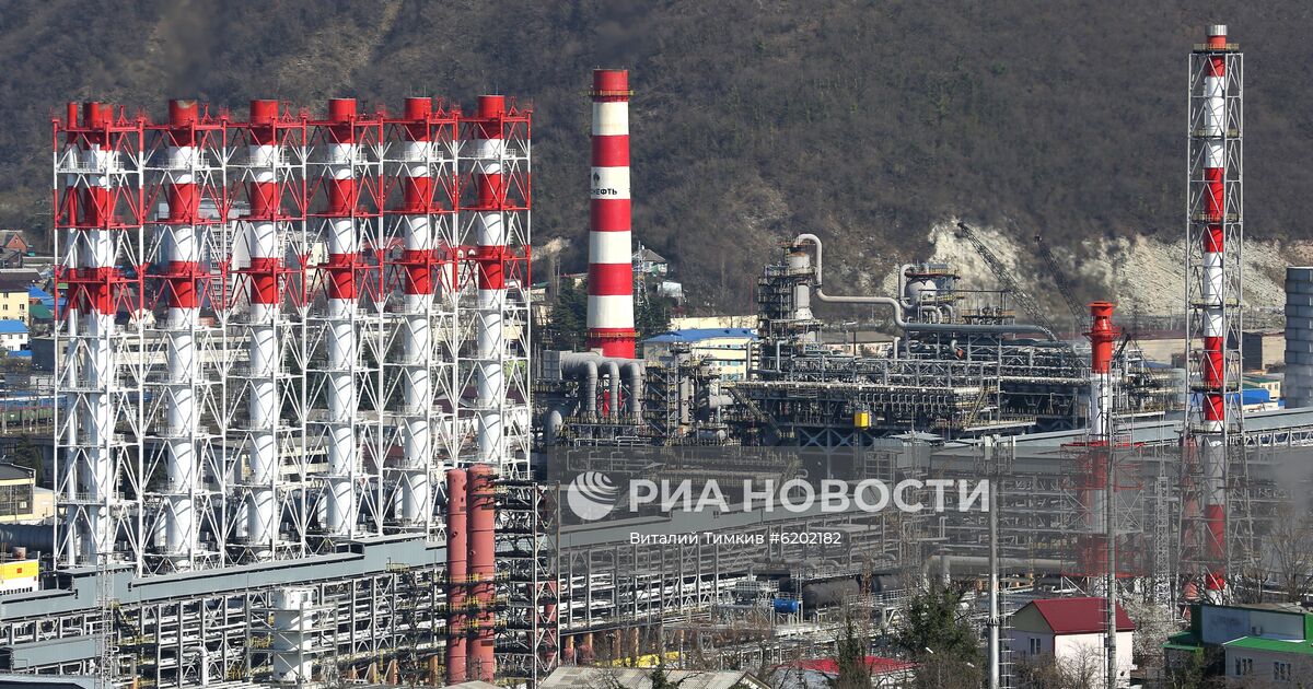 Заводы бензинов. Туапсинский нефтеперерабатывающий завод. Туапсинский нефтеперерабатывающий завод 1929. Туапсе нефтеперерабатывающий завод фото. Туапсинский НПЗ Чернобыльской АЭС.