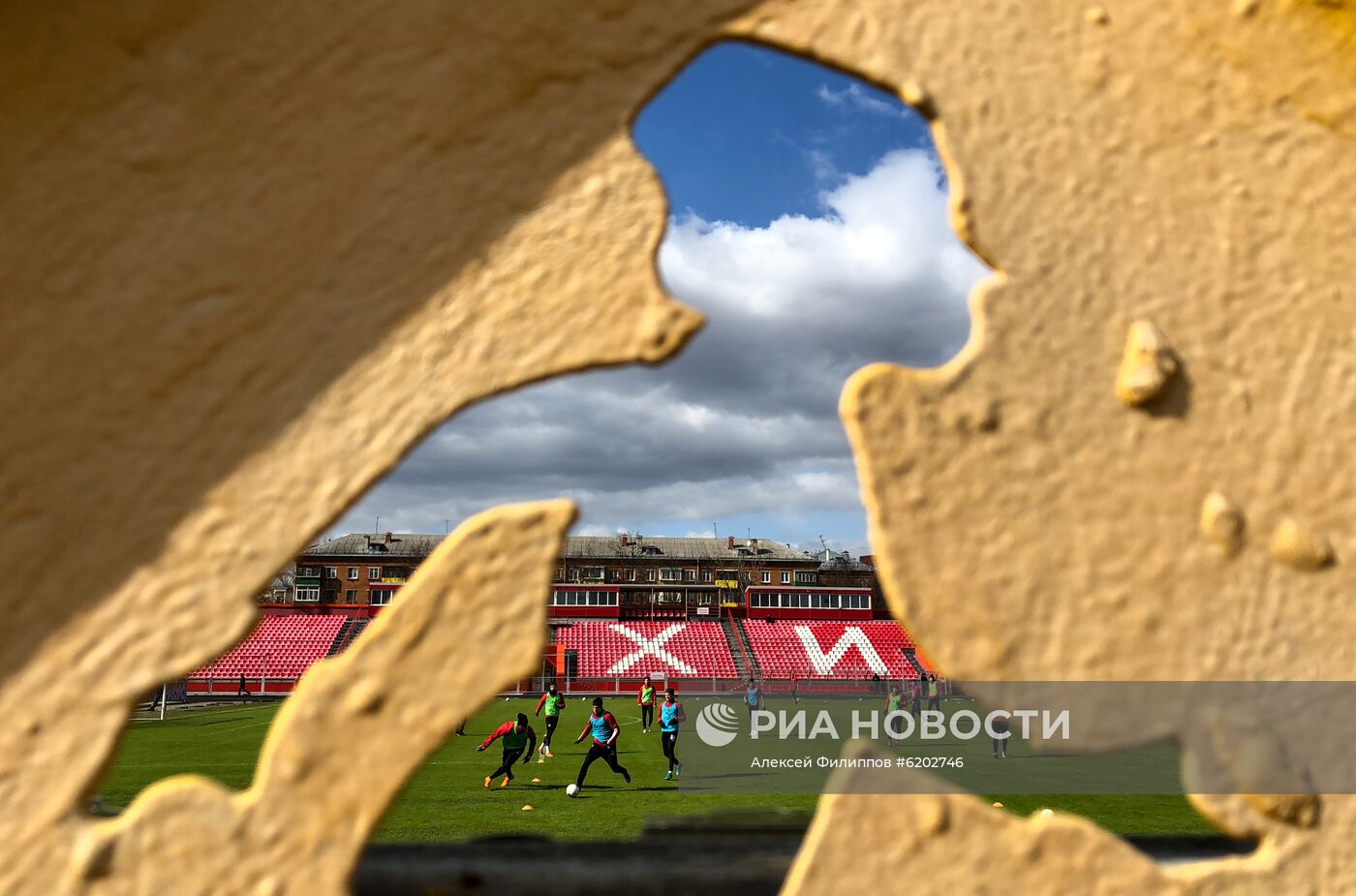 Тренировка футбольного клуба "Химки" в условиях коронавируса