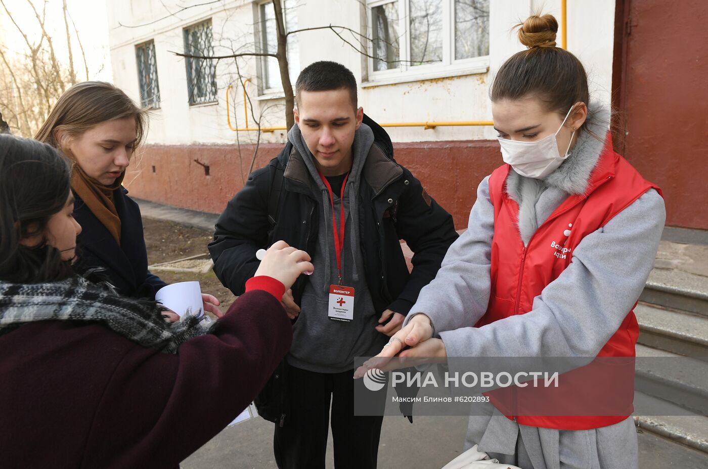 Помощь волонтеров пожилым людям в ситуации коронавируса