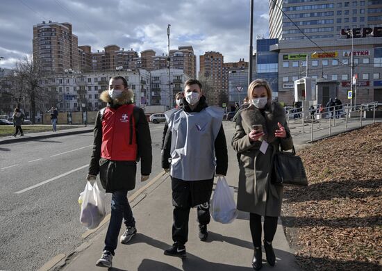 Помощь волонтеров пожилым людям в ситуации коронавируса