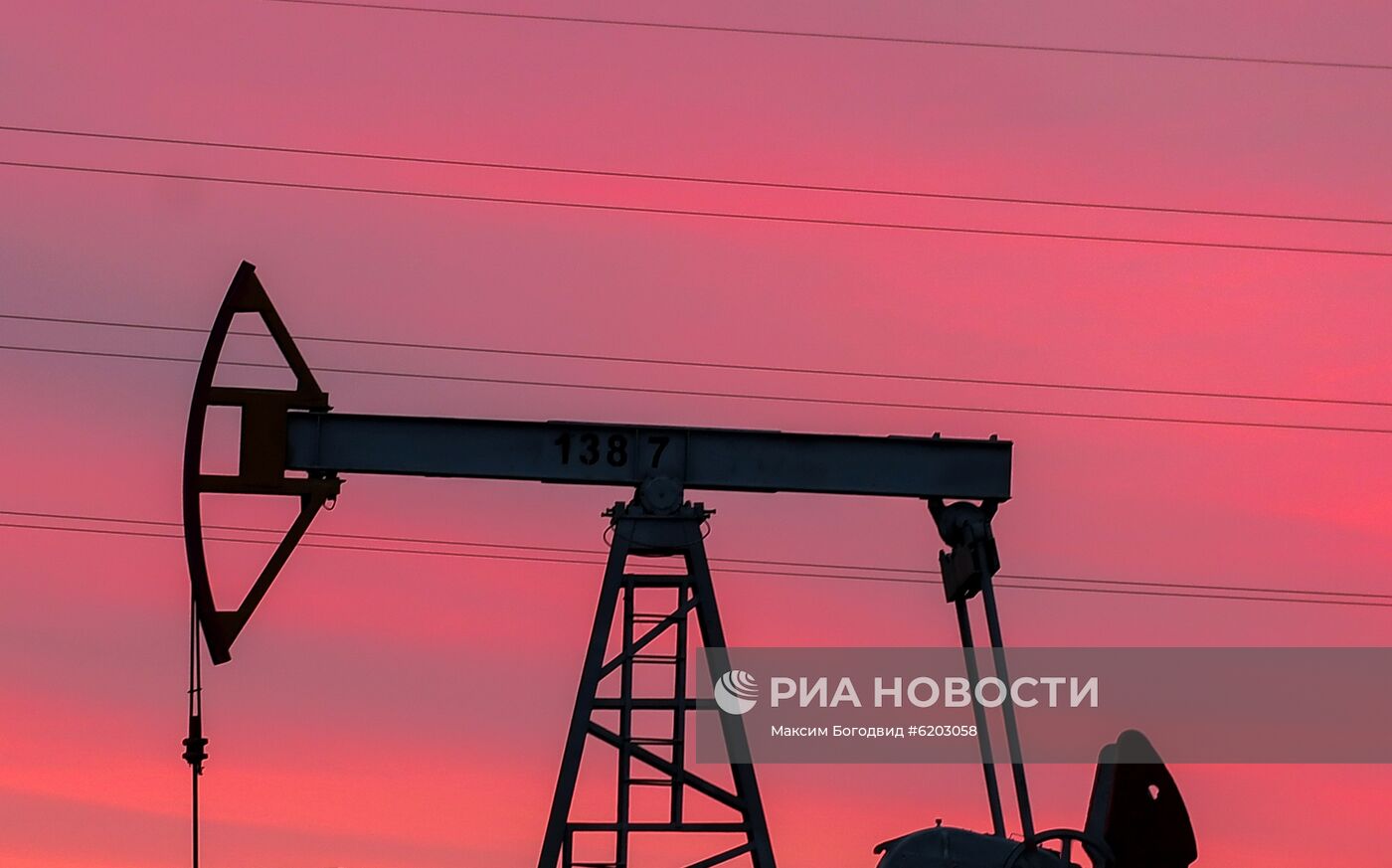 Работа нефтяных станков - качалок