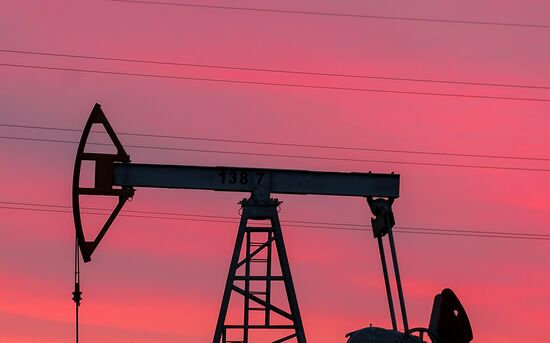 Работа нефтяных станков - качалок